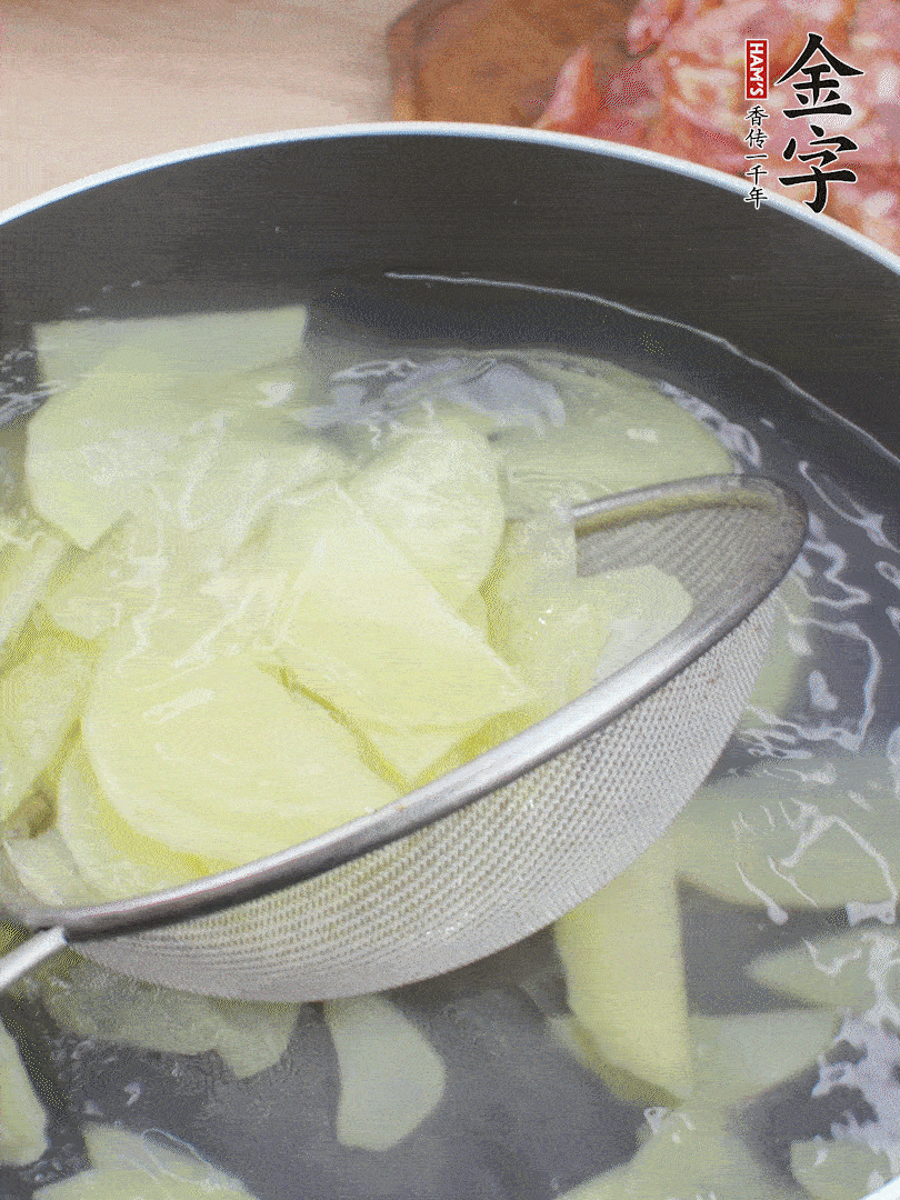 土豆去皮切片，汆燙1分鐘。香腸切薄片。