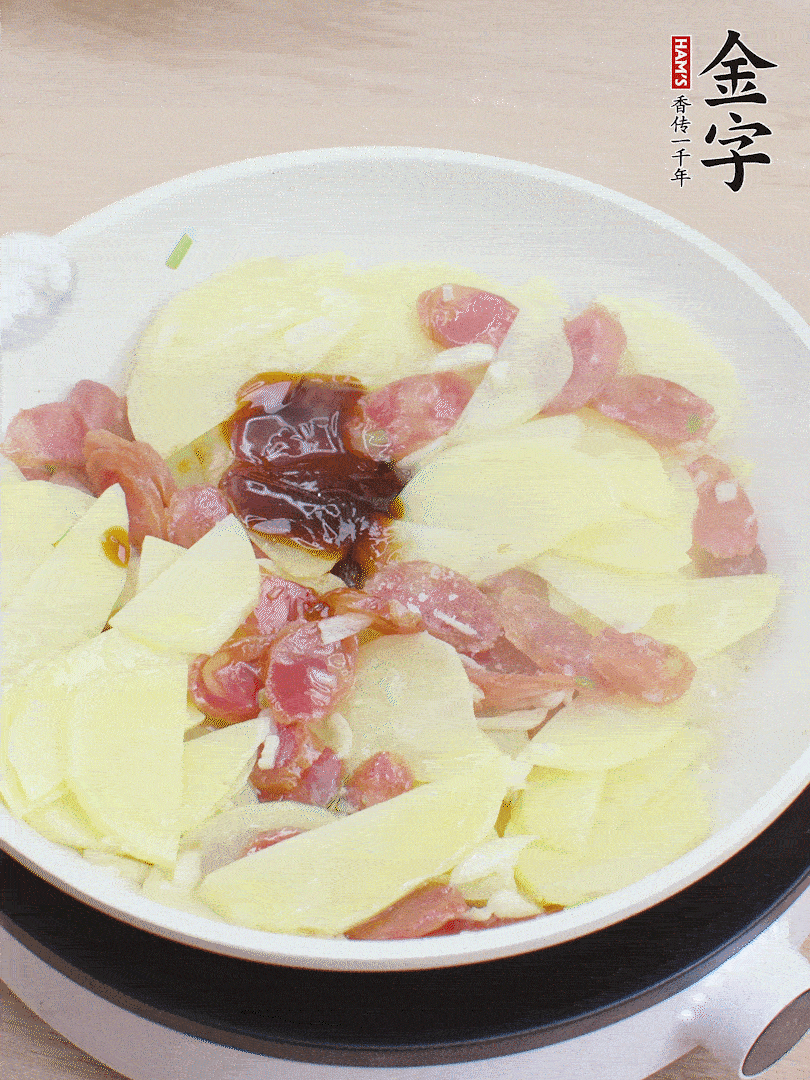 下土豆片，1勺生抽、1勺蠔油、1/3勺鹽、1/3勺糖炒至入味。