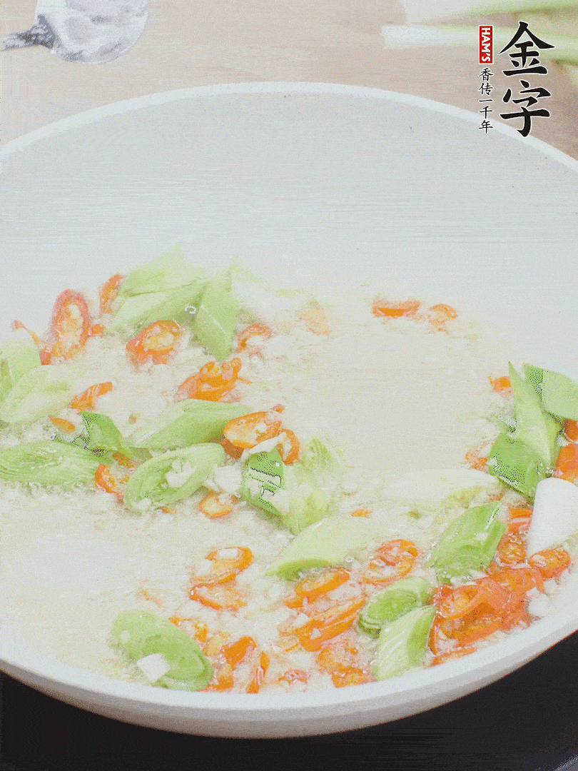 油5成熱時，下蒜末、辣椒、蒜白煸炒。