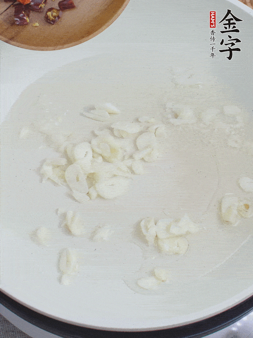 藕去皮，切成1cm見方的丁，放入清水浸泡。美人椒切圈。蒜切成末。