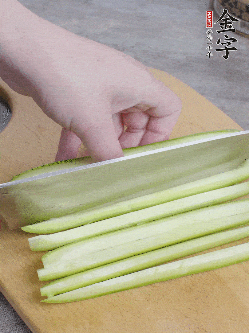 西葫蘆對(duì)半切，去瓤切條。