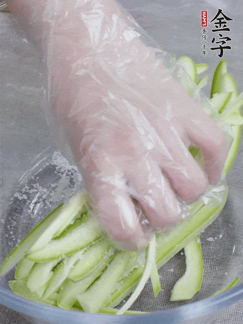 加鹽腌制15分鐘，清洗后擠干水份。