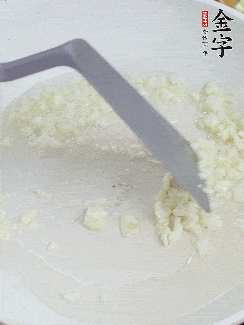 冷鍋熱油，下大蒜煎至兩面微黃。