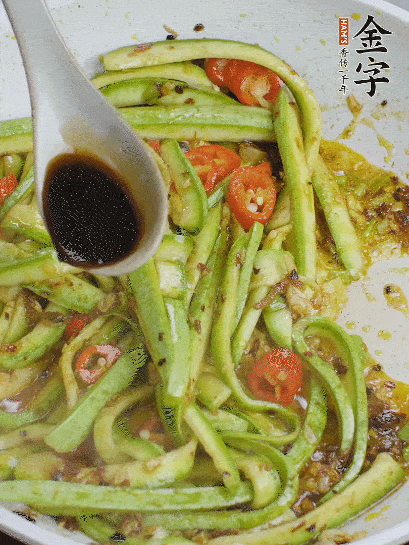下西葫蘆，加1勺生抽、半勺蠔油、辣椒圈翻炒至斷生。