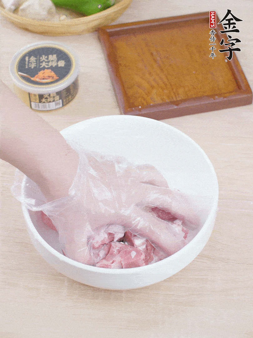 豬小排，加1勺料酒、1勺蠔油、1/3勺白胡椒粉、淀粉，抓拌均勻腌漬30分鐘。青椒去蒂去籽切塊。洋蔥去皮切塊。