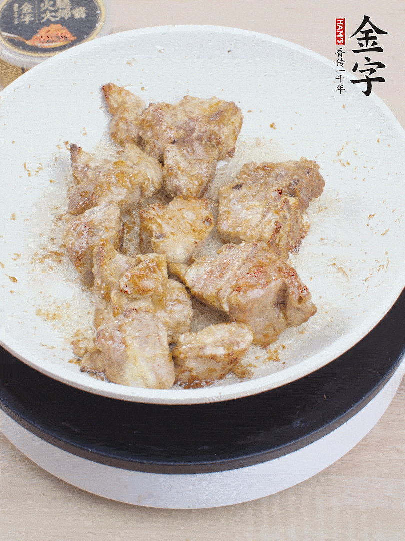 油4成熱，下小排煎炒至邊緣微微發(fā)焦。