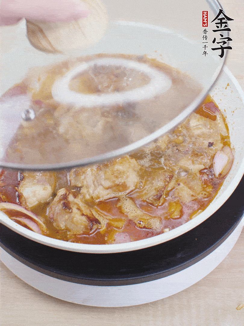 下小排翻炒，加1勺生抽、1點(diǎn)白砂糖和少許水燜2分鐘。