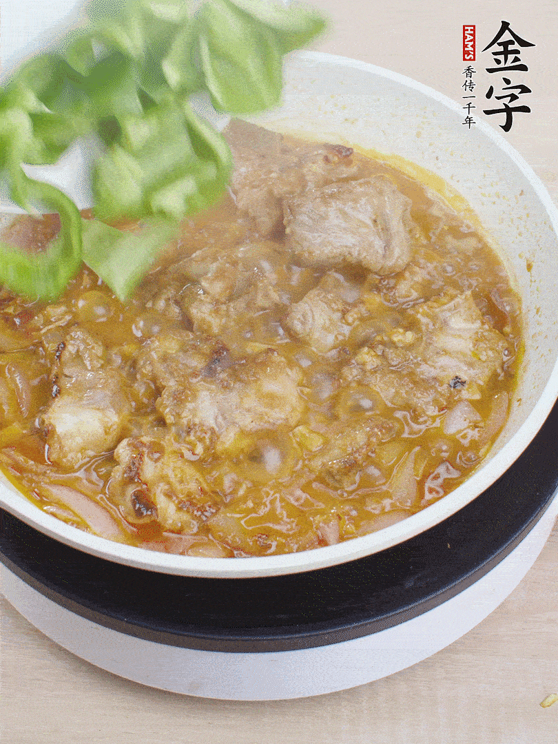 下青椒，翻炒炒至湯汁收干。