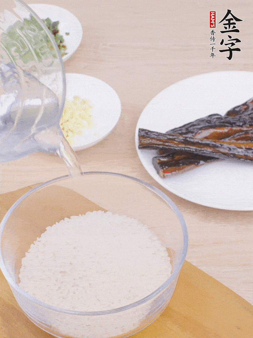 大米提前用清水浸泡1小時(shí)。