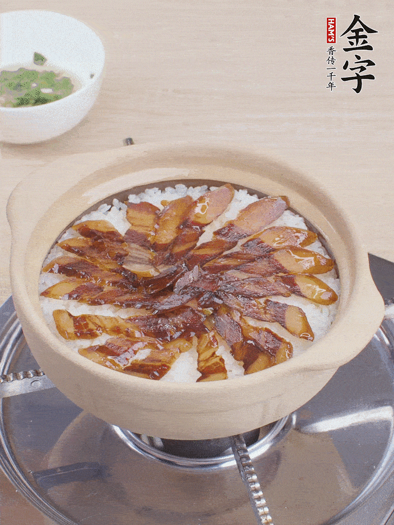 快收水時(shí)，鋪醬油肉，鍋邊淋點(diǎn)油，轉(zhuǎn)動(dòng)砂鍋，燜煮2分鐘。