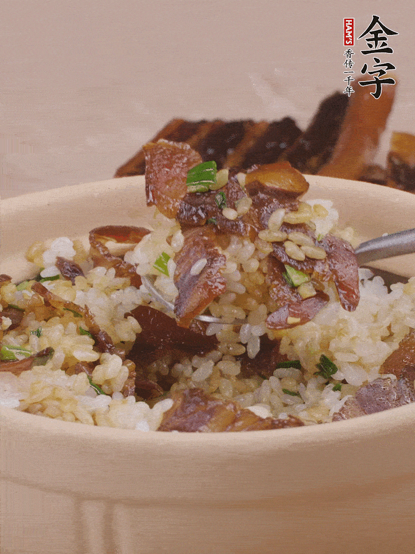 揭蓋后撒點(diǎn)蔥花裝飾，趁熱拌勻。