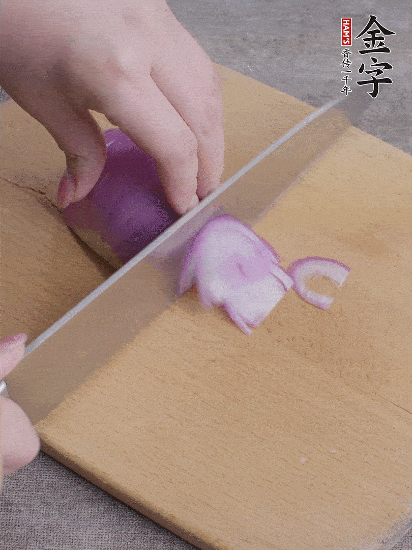 洋蔥切絲、蔥切段。