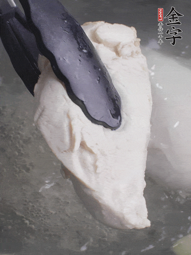 雞胸肉冷水下鍋，加姜片煮熟。過冰水撕成細(xì)絲。