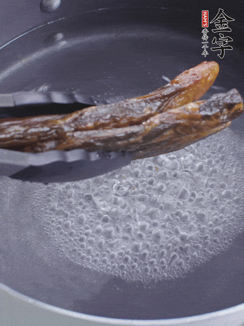 金字醬油肉水煮15分鐘，切薄片。