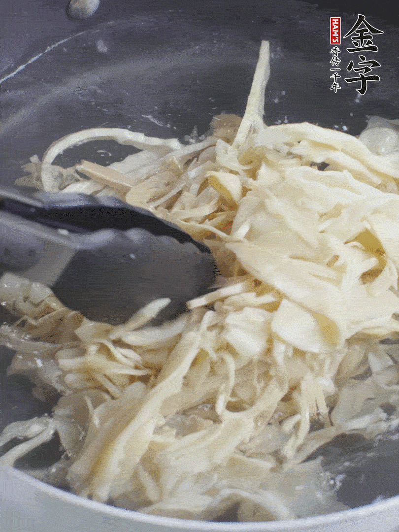 糯米筍焯水1分鐘，過涼水，擠干水份。