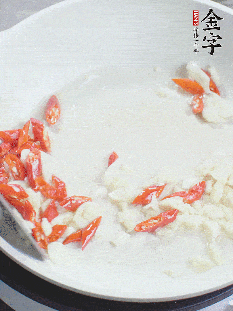 冷鍋熱油，下辣椒、大蒜煸香。