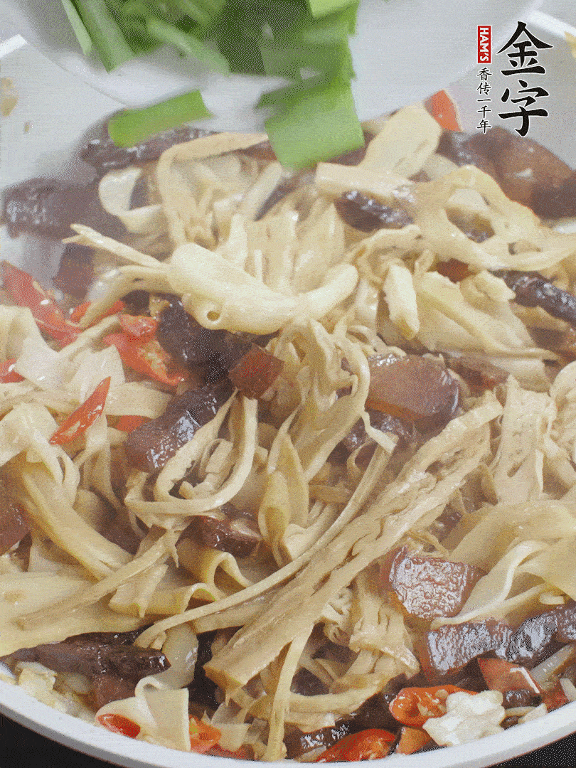 翻炒均勻，下蒜葉。