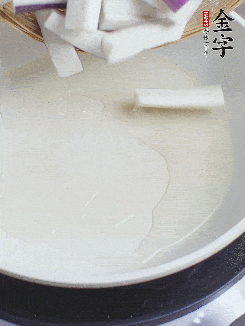 杭茄洗凈去蒂，縱向剖成4份，切成長10cm左右的段。白洋蔥切絲。口蘑洗凈去掉柄。紅椒切菱形片。