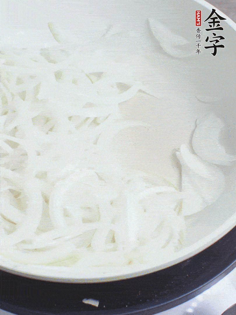 油熱下洋蔥絲、紅椒炒出香味。