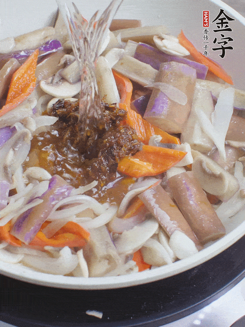 下茄子、口蘑，淋入料汁，加熱水份收干。