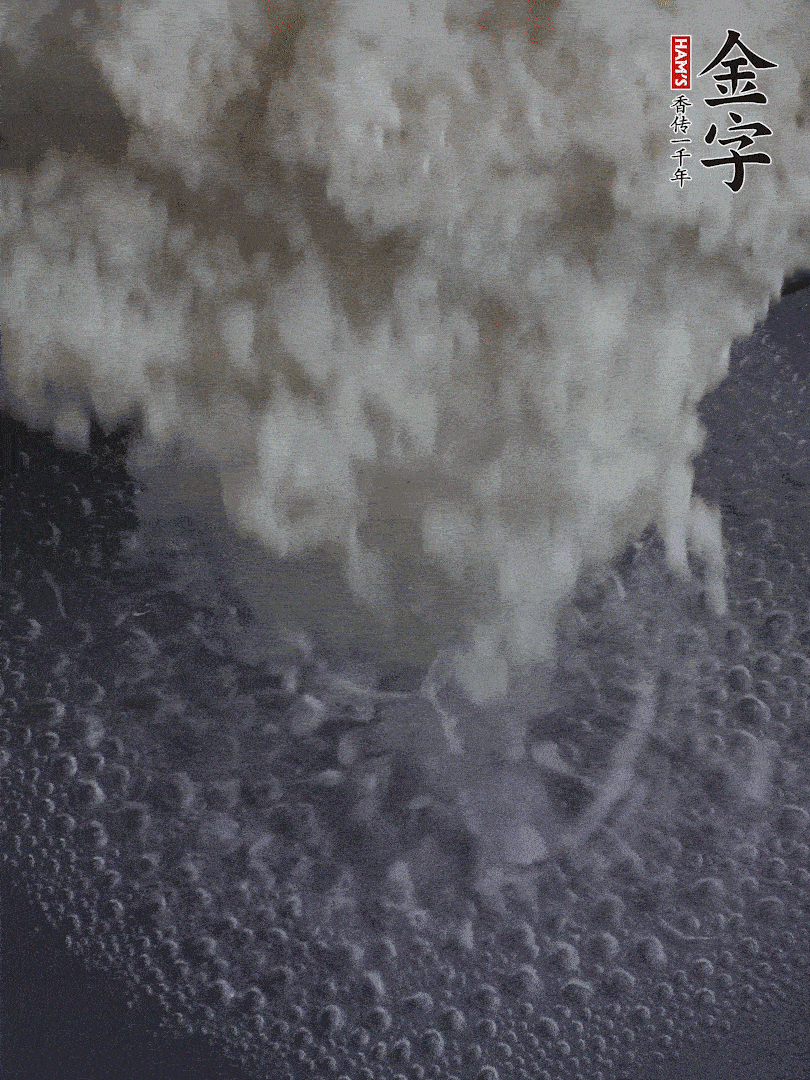 浸泡好的大米，沸水下鍋煮5分鐘，撈出瀝干。