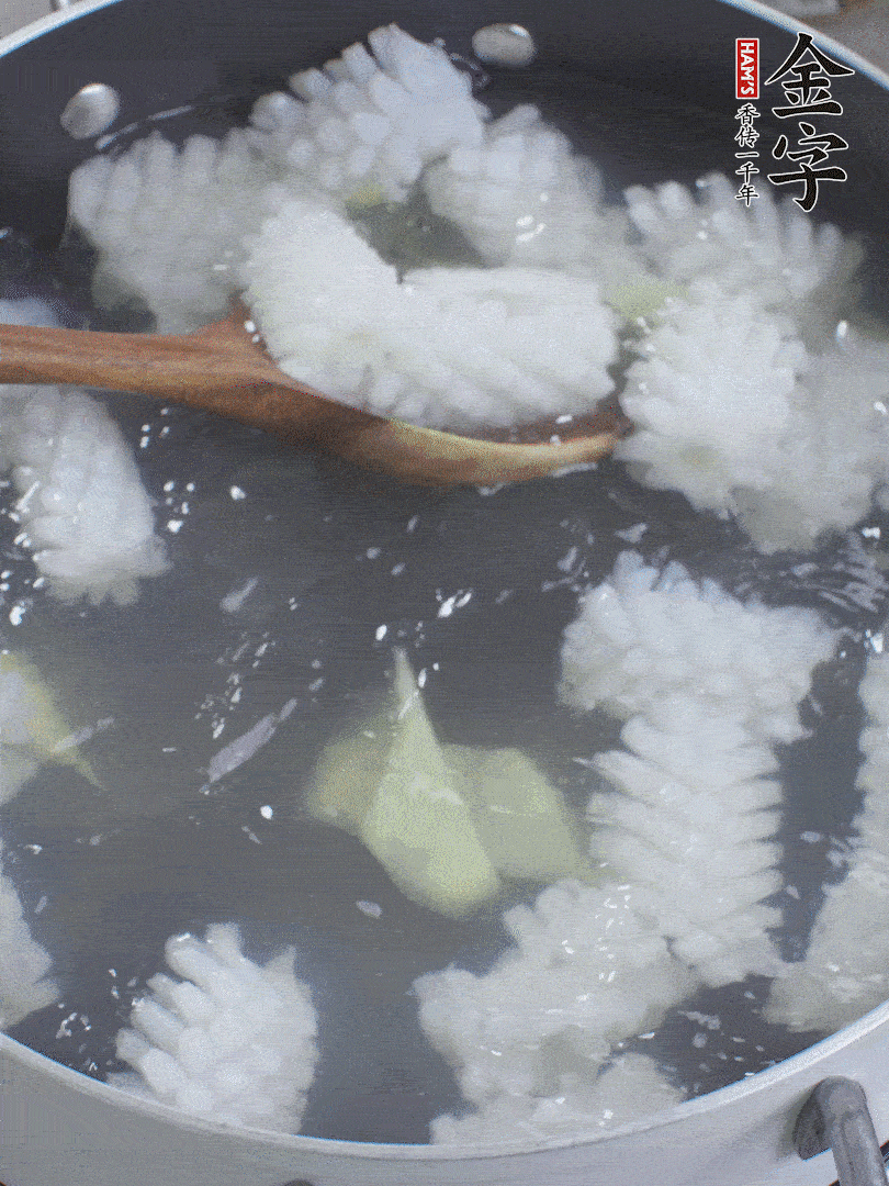 魷魚解凍后，加姜片、料酒汆燙30秒。