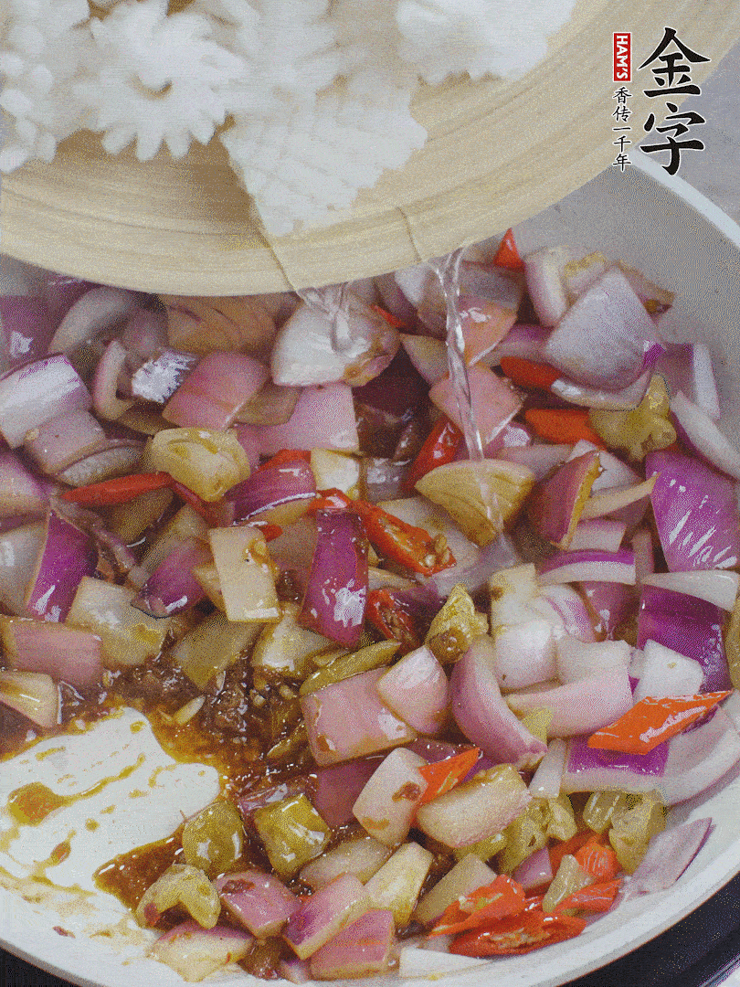 下魷魚花，2勺料酒炒勻。