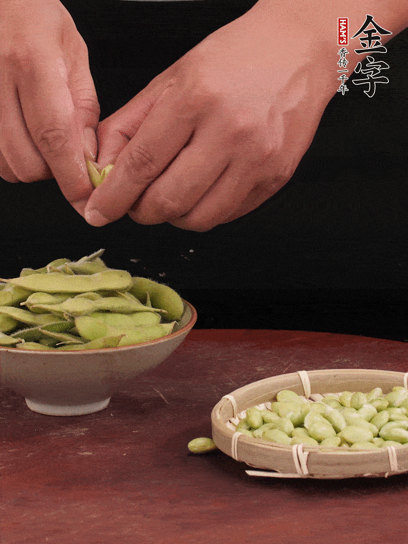 新鮮毛豆剝殼。