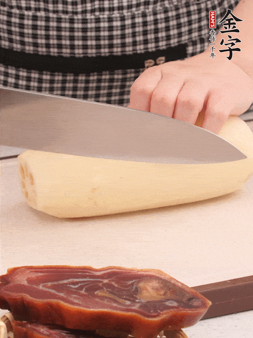 蓮藕削皮切塊。