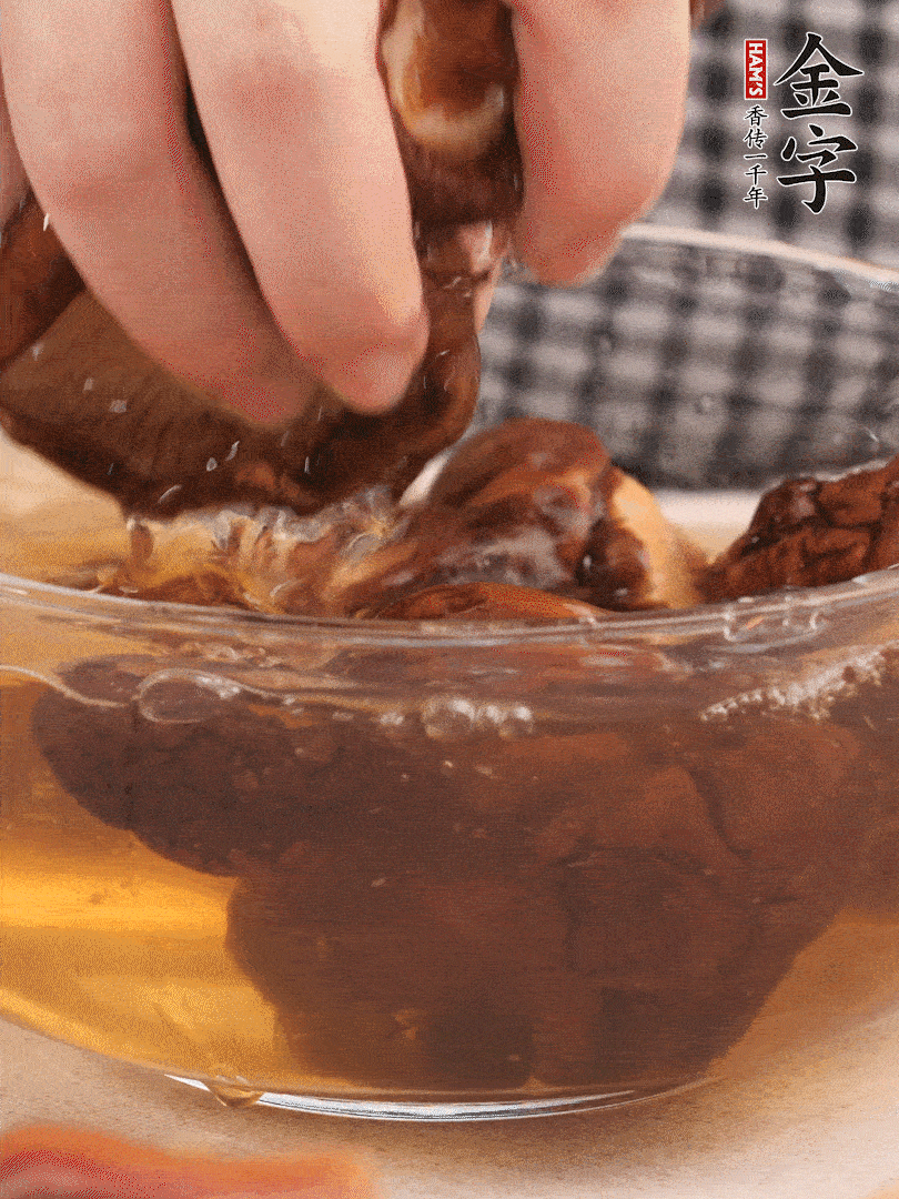 干香菇溫水泡發(fā)，去蒂洗凈切十字。