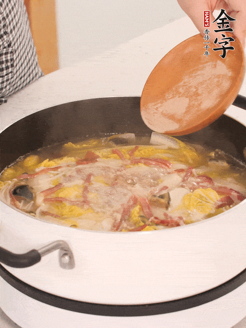 加適量的白胡椒調(diào)味。