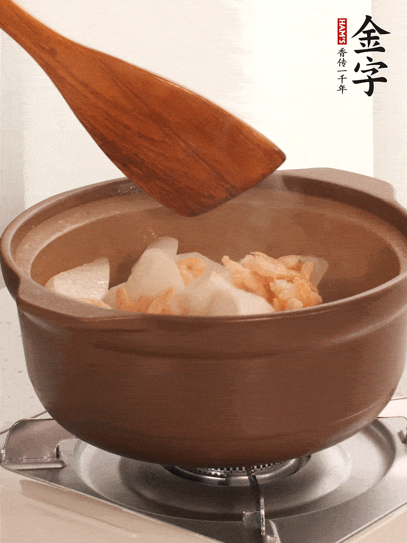 放白蘿卜、海米煸炒1-2分鐘，白蘿卜一定要先炒過再燉湯，香味更足。