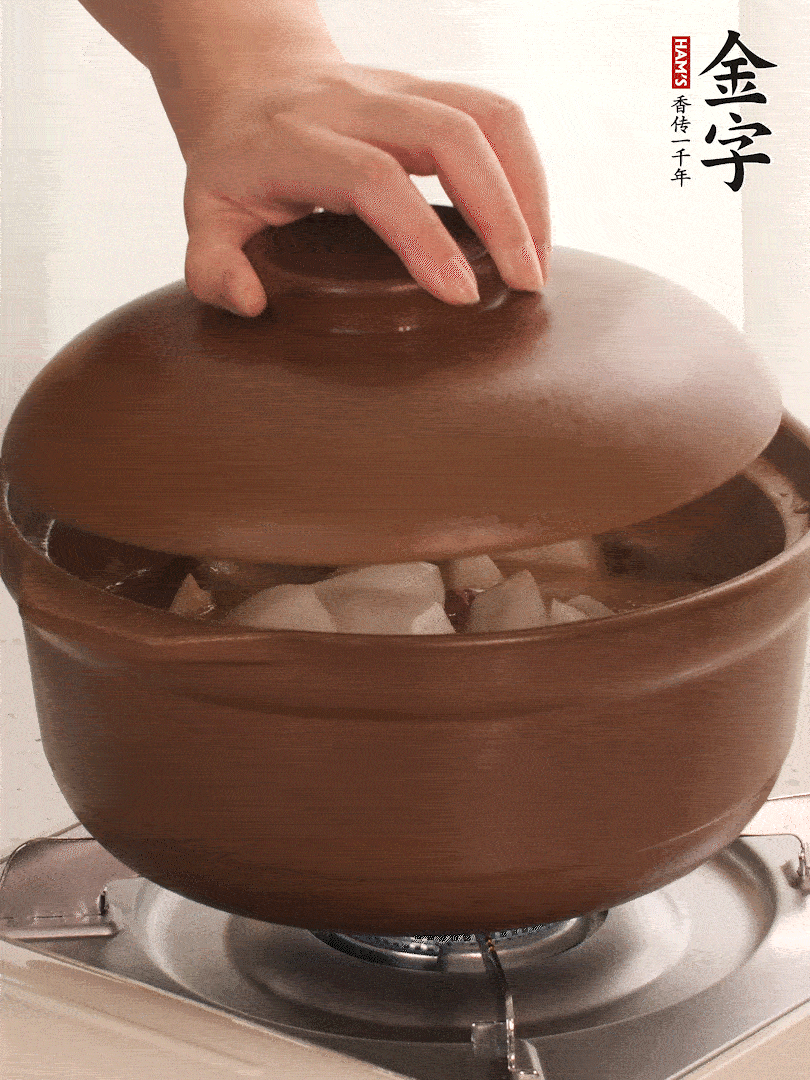 倒沒過食材的熱水，大火燒開。蓋上蓋子轉(zhuǎn)中小火，燉15-20分鐘。等蘿卜煮到喜歡的軟爛度就可以關(guān)火。