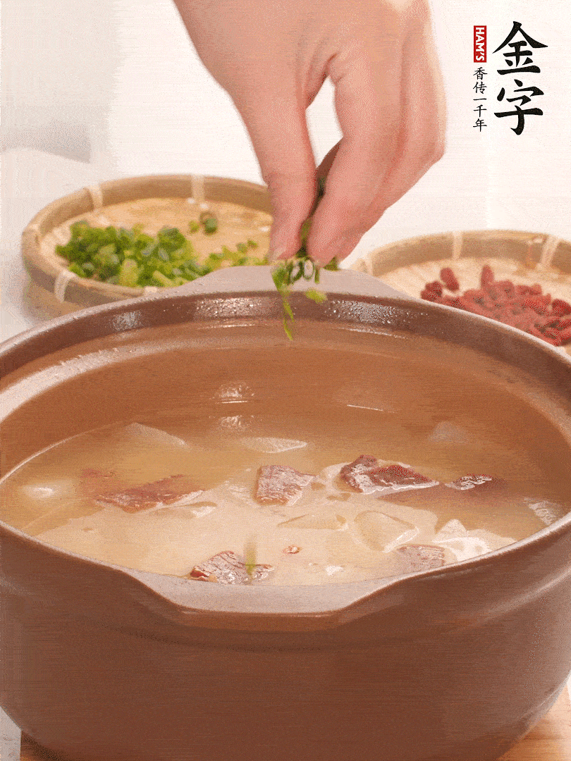 最后點綴點小蔥花、枸杞，增色提味。