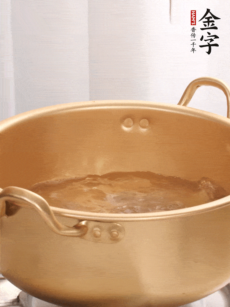 排骨加姜片、料酒，冷水下鍋焯水，撇去浮沫。