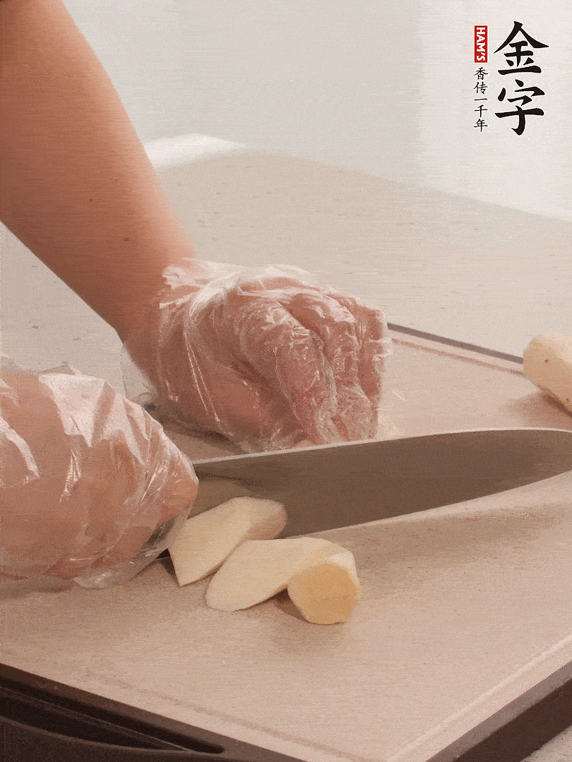 鐵棍山藥洗凈削皮，切斜刀塊。