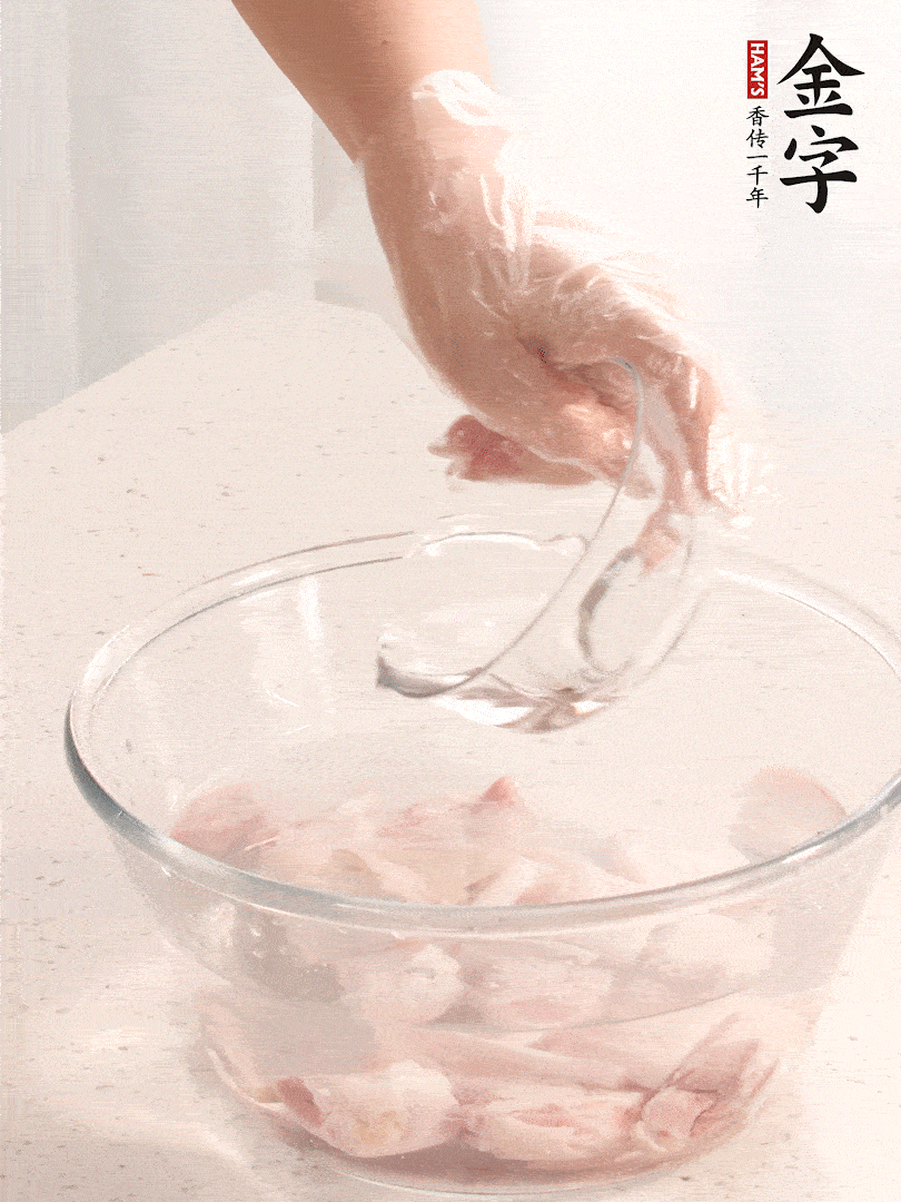 豬蹄除去雜毛、刮去油膩，斬成大塊，冷水浸泡半小時(shí)出血水，冷水下鍋，放入姜片、醋去腥，水燒開大約2分鐘，撈出。（白醋能夠讓豬蹄更白凈）