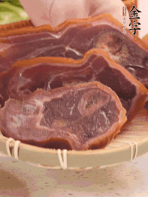 金字火腿蹄片溫水泡10分鐘。