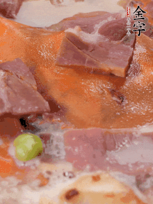 放適量料酒、清水煮到沸騰，再下蟹塊燜煮8分鐘。