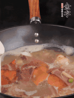 最后用面糊勾芡，燒至收汁，出鍋前撒點蔥段。