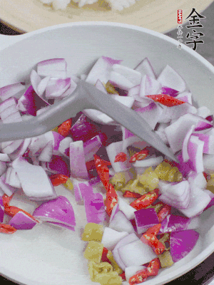 冷鍋熱油，下洋蔥、小米辣、泡椒，炒出香味。