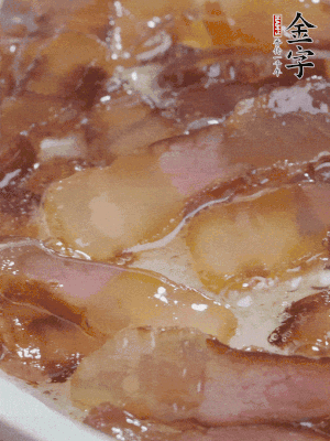 油5成熱，醬油肉煸香。