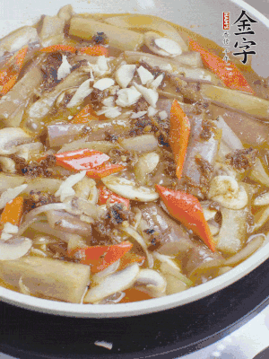 撒蒜末、香菜末。