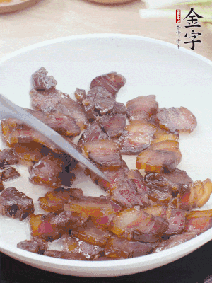 熱鍋少油，醬油肉煸出油脂，盛出。