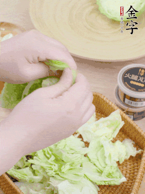 卷心菜掰成小片。