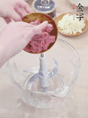 江南野筍干浸泡至軟；豬五花肉切薄片；腐皮改刀切成長方形。