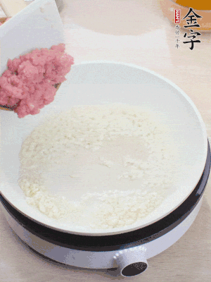 鍋內(nèi)熱油，蒜泥、牛肉泥炒至酥香。