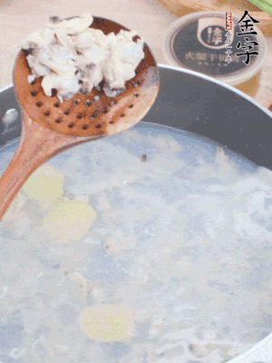 沸水下花蛤肉、姜片、料酒焯水。