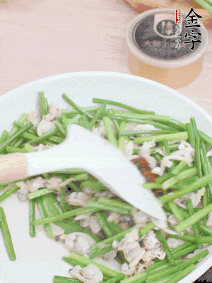 再下花蛤肉、1勺金字火腿干貝醬翻炒攪勻。