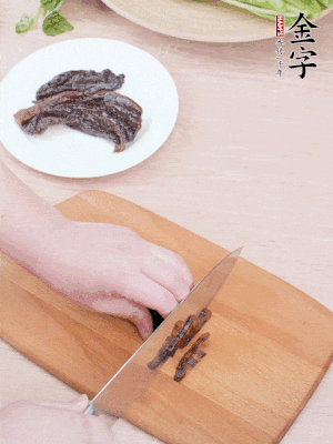 金字醬油肉下鍋煮10分鐘，切薄片。
